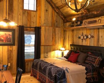 Quiet, Comfy Black Hills Cabin; Within 10 Mi of Mt. Rushmore & Custer State Park - Keystone - Bedroom