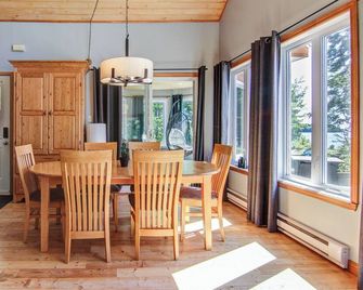 Chalet avec spa au bord du Lac-Saint-Jean #306268 - Альма - Їдальня
