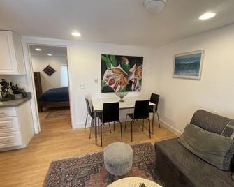 Furnished Fairfax Garden Apartment, Close to town! - Fairfax - Dining room