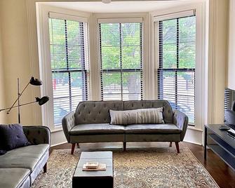 Historic Charm-Modern Elegance in W7th / DT St. Paul - Saint Paul - Living room