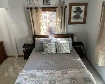 Cozy 2-bedroom cabin In enchanting Hatch near the river! Between Bryce and Zion - Hatch - Bedroom
