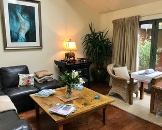 Waoku Lodge - Raglan - Sala de estar