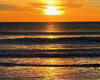 1.5 blocks to Scarborough beach, Narragansett, fenced in yard, AC - New Updates! - Narragansett - Outdoors view