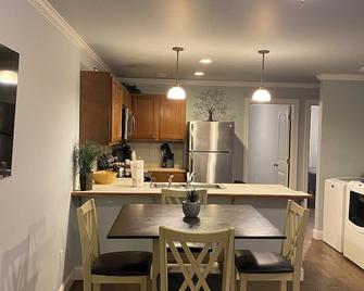 Cozy 2-bedroom townhome with WiFi, AC in charming Chesterfield - Chesterfield - Cocina