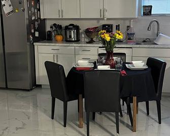 Cozy 3 bedroom home in downtown Tarpon Springs. Walk to the Sponge Docks & more - Tarpon Springs - Dining room
