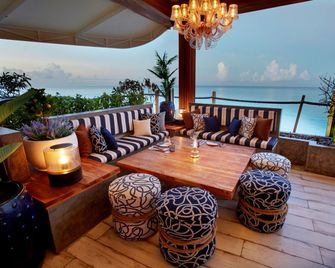 تاماريجن أروبا أول إنكلوسف - أورانجيستاد - مطعم