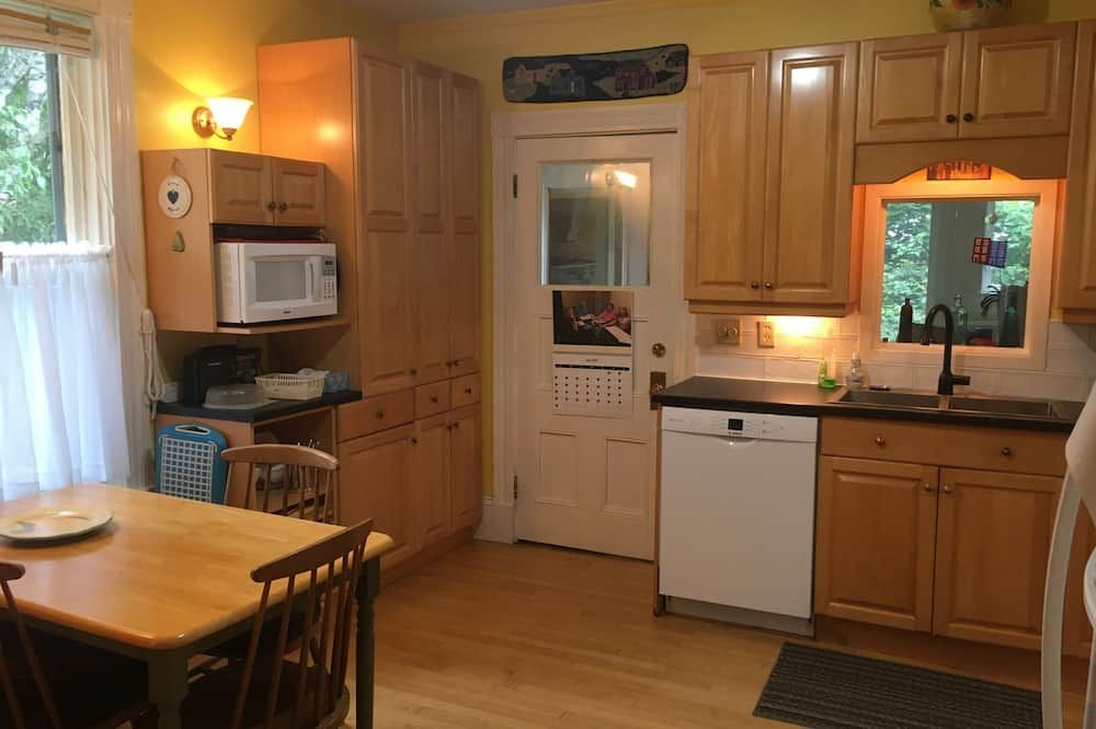 Sunny Century Home, walking distance to Mount Allison University - Sackville - Kuchyň