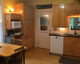 Sunny Century Home, walking distance to Mount Allison University - Sackville - Kitchen