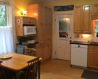 Sunny Century Home, walking distance to Mount Allison University - Sackville - Kuchyň
