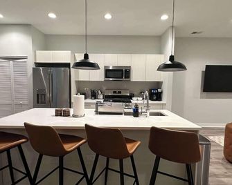 New Built Apartment Sleeps 8 - Chicago