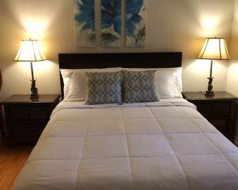 Peaceful Hills Cottage- Clean, Warm & Cozy on 97 acres with Spring Fed Creek - Centerville - Bedroom