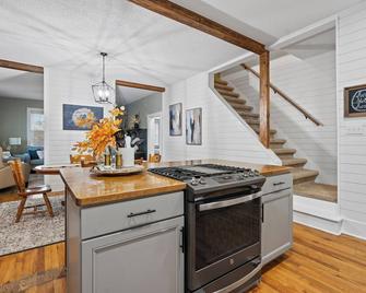 Charming 4-bedroom house with AC and WiFi in lovely Greenwood - Greenwood