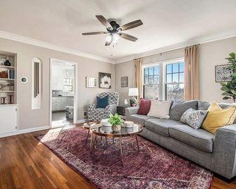 Charming Benson Home, 3BR with Fenced Yard & Grill - Omaha