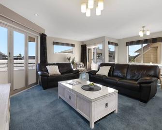 Muricata Beach House - Mount Maunganui - Huiskamer