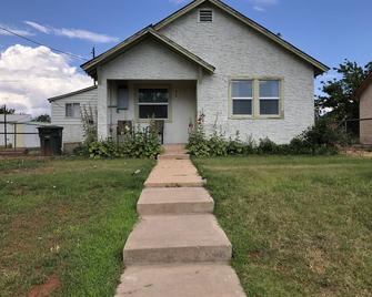Cozy Cottage Close to Everything - Blanding - Building