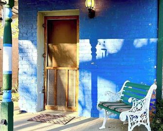 Restored 1890s Carriage House | Walk To Downtown - Raton - Innenhof