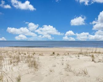 A Coconut Hut on Caswell beach, Ocean front home with heated pool, new walkway to beach - Caswell Beach - Beach