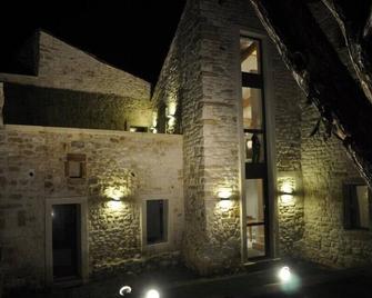 Stylish 18th renovated village house - Garrigues-Sainte-Eulalie - Edificio