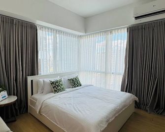 Rare King Bed corner unit with City View - Taguig - Bedroom