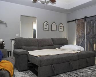 3-BedRm Pool House w/ Coffee Bar & 5 Total Beds - Kingman - Soggiorno