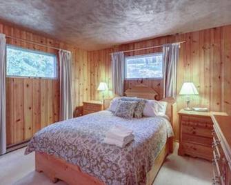 On the Rocks in North Hero - North Hero - Bedroom