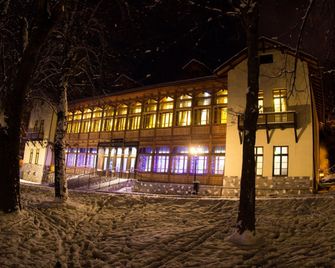 Regal 1880 - Sinaia - Edificio