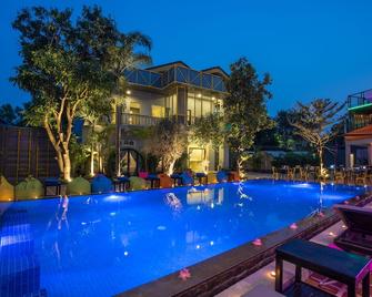 White Rabbit Hostel - Adults Only - Siem Reap - Πισίνα