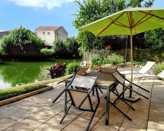 Appartement spacieux à La Taillée avec jardin et vélos - Le Gué-de-Velluire - Patio