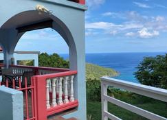 Tranquil Two Bedroom Retreat with Ocean Views! Family Friendly. - Saint John - Balcon