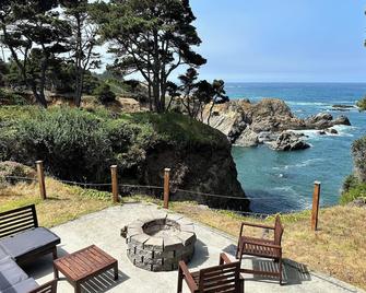 Secluded Ocean View Mid-Century Modern Retreat - Fort Bragg