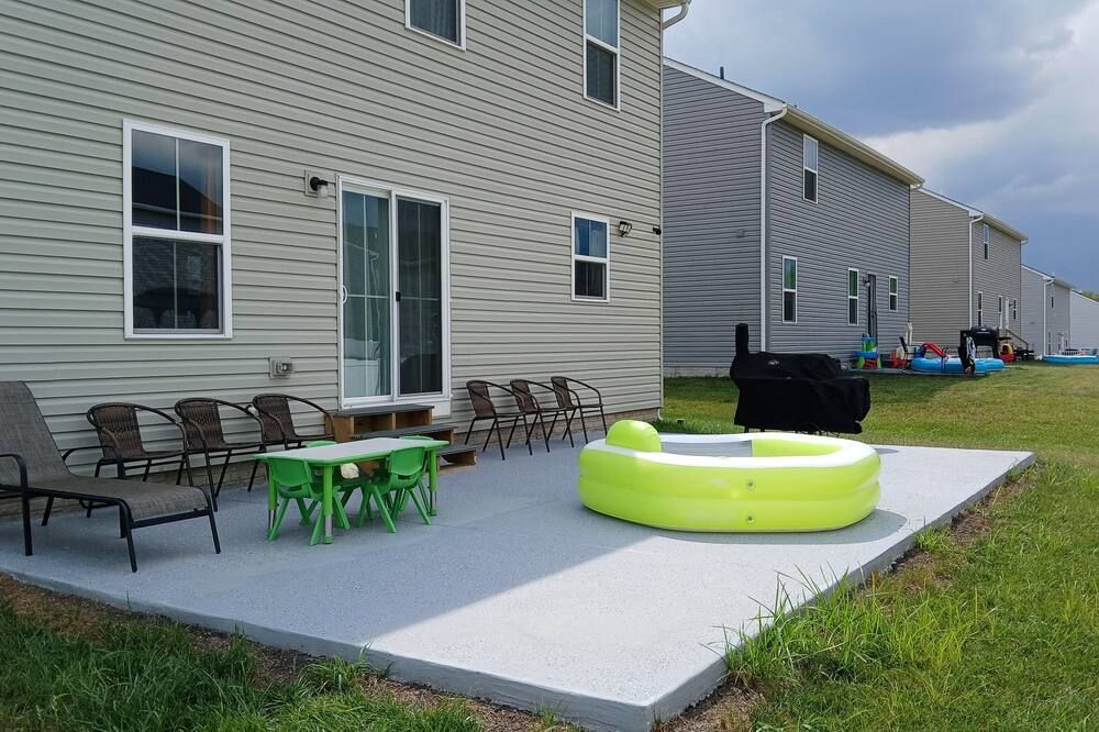 Modern 2-Bedroom 2-Bed Apartment with Private Access Door near I-81