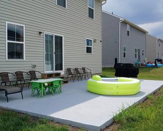 Modern 2-Bedroom and 2-Bed Apartment with Private Access Door Minutes from I-81 - Hedgesville - Patio