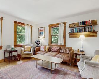 Charming house w/ peaceful yard, close to village & recreation, kitchen, w/d - Grafton - Living room