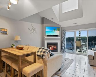 Great Location by Water and Land - Great Lake Views - Sunrise Beach - Sala de estar