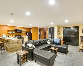 Charming Virginia Getaway Near Hiking and Golfing! - Lynchburg - Living room