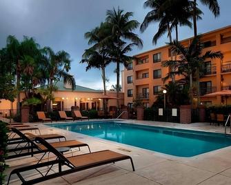 3 Posh Units in Miami Lakes! Pet-Friendly, w/ Pool, Close to Royal Oaks Park - Miami Lakes - Bazén