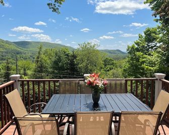 Gem of the Berkshires. Mountain View. Short walk to lake & downtown. - Great Barrington - Balcony