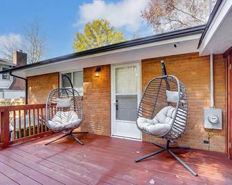 Charlotte Charm Haven With Outdoor Tv - Charlotte - Patio