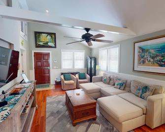 Peachy Keen - Key West - Living room