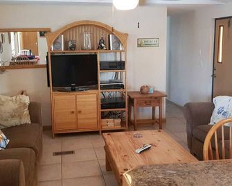 Little Torch Tropical Oasis April Available - Little Torch Key - Living room