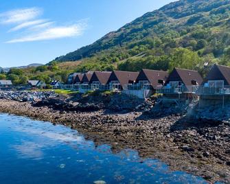 Waterfront Lodge 2 with Hot Tub - sleeps 5 guests in 2 bedrooms - Appin