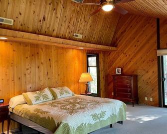 Visit Beautiful Nevada County this Winter + Book Now! - Grass Valley - Bedroom