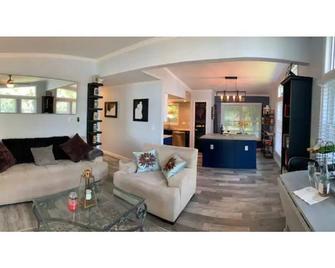 Lux Riverfront, Hottub, In/Outdoor Fireplace &fun! - Bettendorf - Living room