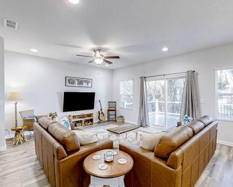 Minorcan Escape - Atlantic Beach - Living room