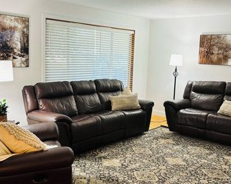 Newly renovated home right in the heart of Idaho Falls. - Idaho Falls - Living room