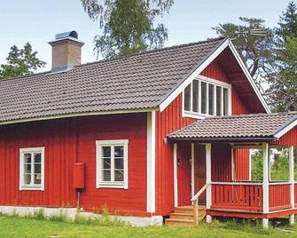 Cozy Home In Katrineholm With Lake View - Katrineholm - Budova
