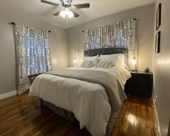 Cozy 2 bedroom—5 min walk to the river and downtown - New Braunfels - Bedroom