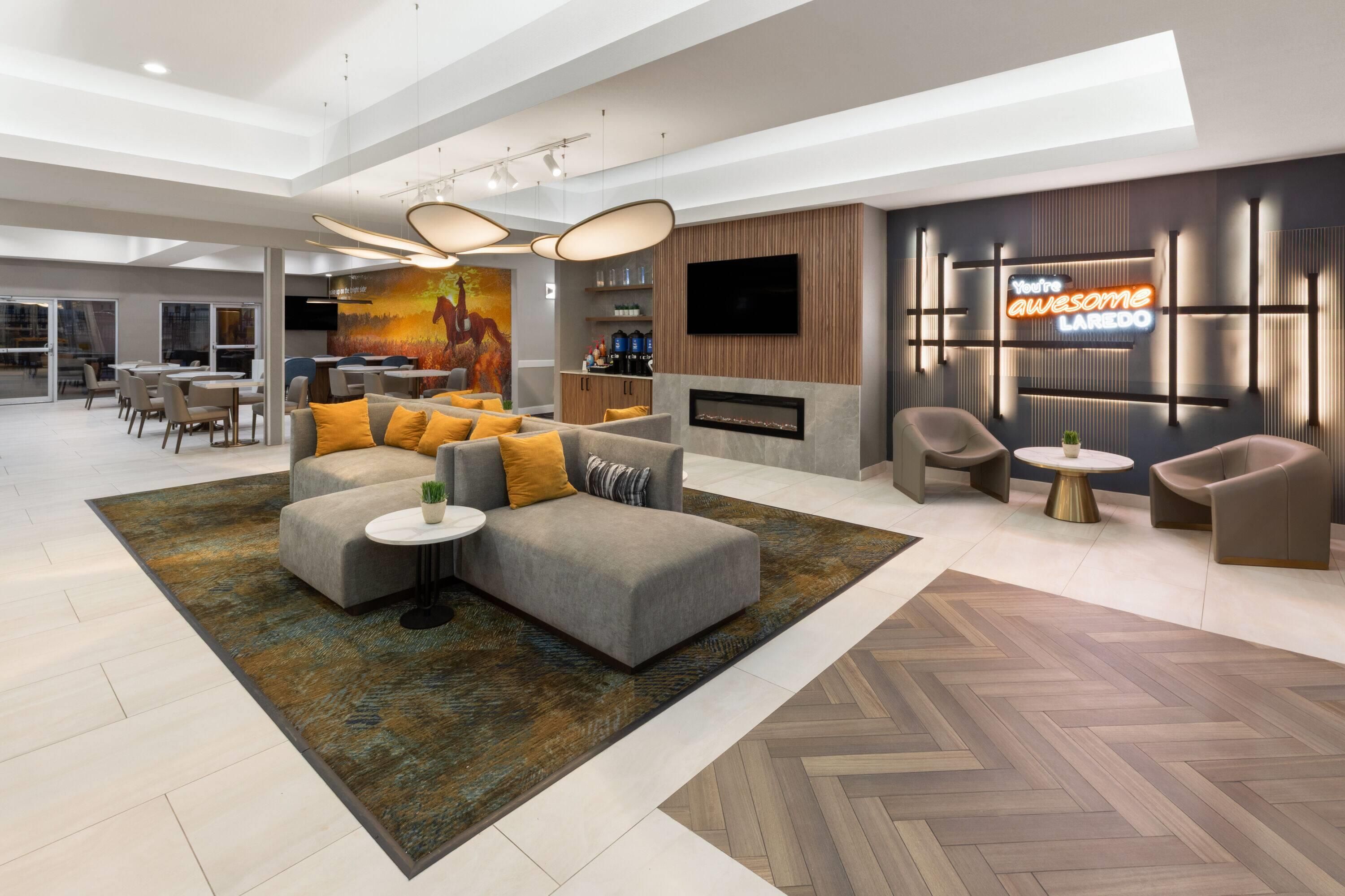 La Quinta Inn & Suites by Wyndham Laredo Airport - Laredo - Hall