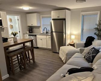 Riptide Retreat - Walk to Hampton & Seabrook Beach - Seabrook - Living room