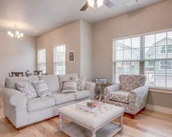 Razorback Getaway Close to University! - Fayetteville - Living room